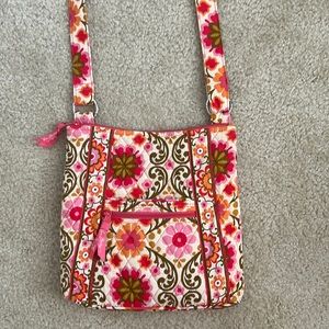 Like new Vera Bradley Folkloric pink floral crossbody purse